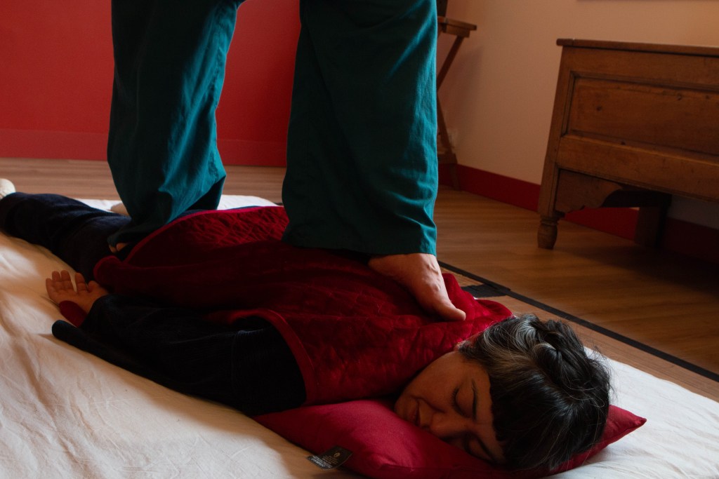 Massage Thaï avec les pied, Technique du foulage